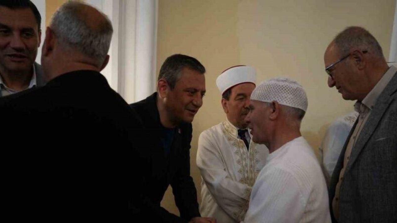 CHP Genel Başkanı Özel bayram namazını Manisa’da kıldı