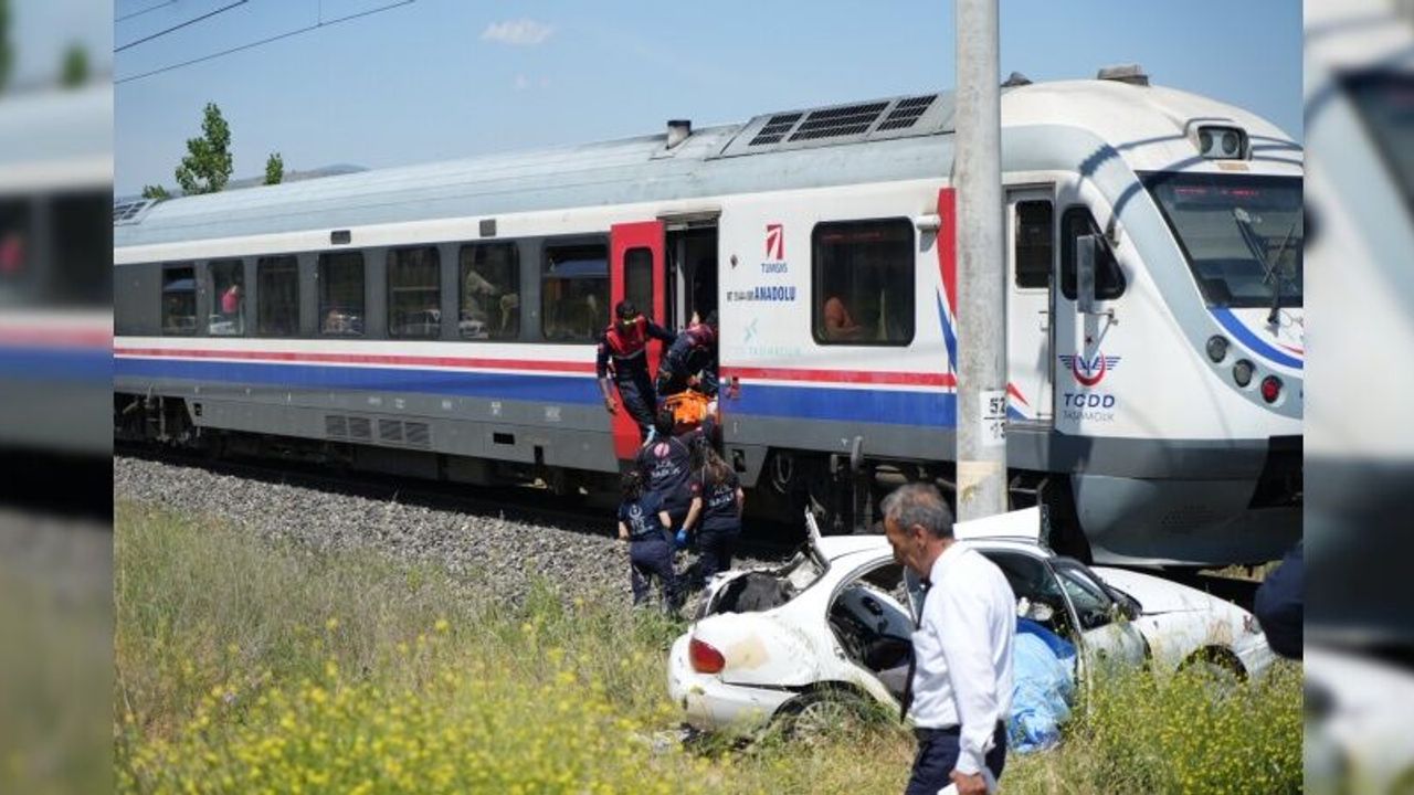 Manisa’da tren otomobile çarptı: 1 ölü