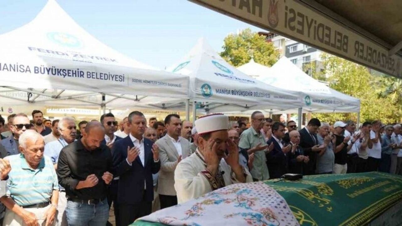 CHP Lideri Özel Manisa’da cenaze törenine katıldı