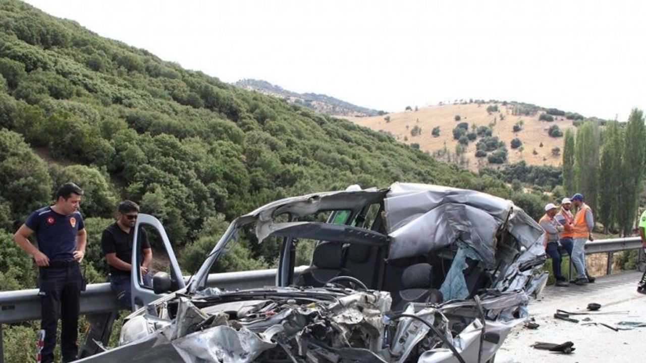 Hafif ticari otomobil tıra arkadan çarptı: 1 ölü, 1 ağır yaralı