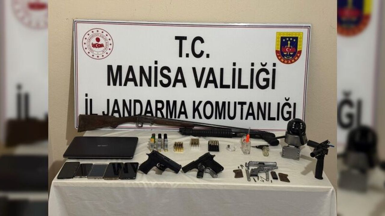 İş yerine çok sayıda silah ve mühimmat ele geçirildi