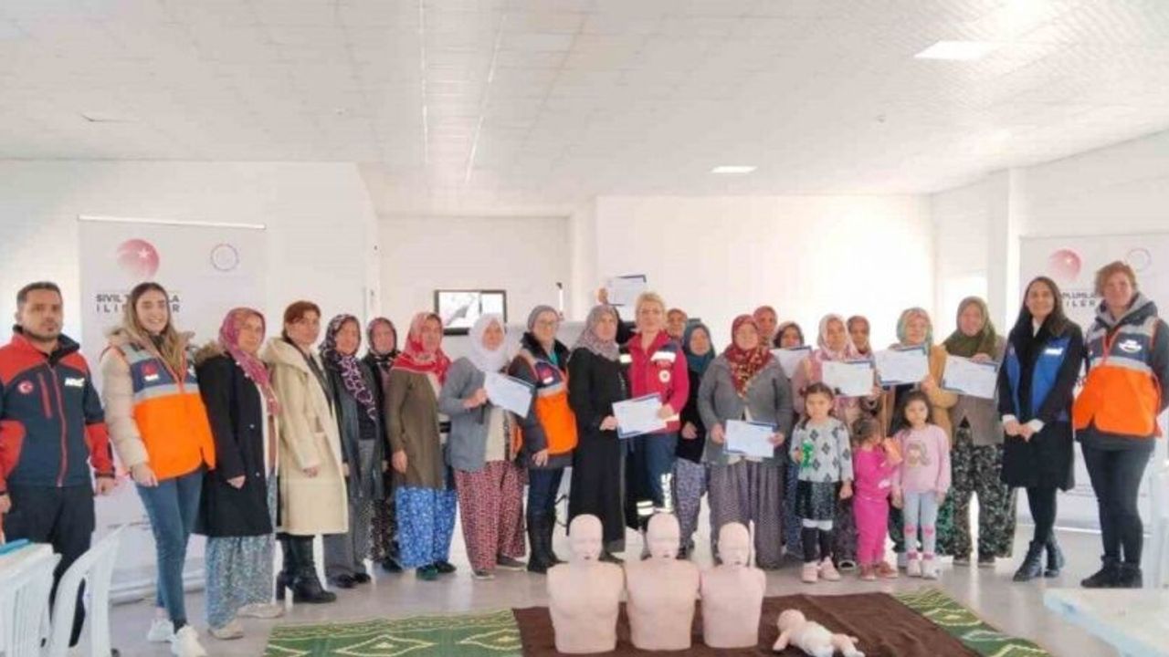 Kırsaldaki kadınlara hem afet bilinci veriliyor hem de ilk yardım eğitimi