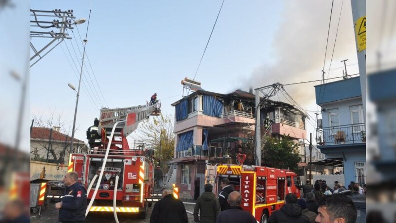 Manisa’da 3 katlı binada çıkan yangın korkuttu