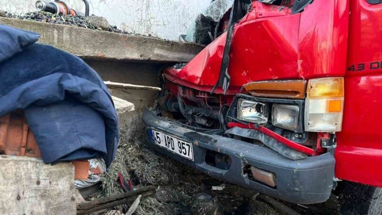 Zeytin yüklü kamyonet eve çarptı: 1 ölü, 2 yaralı