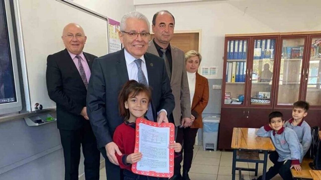 Alaşehir’de 17 bin 246 öğrenci karne heyecanı yaşadı