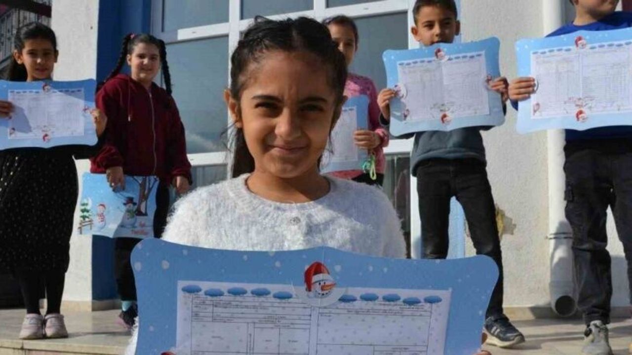 Dr. Ömer Faruk Meriç İlkokulu öğrencilerin karne sevinci