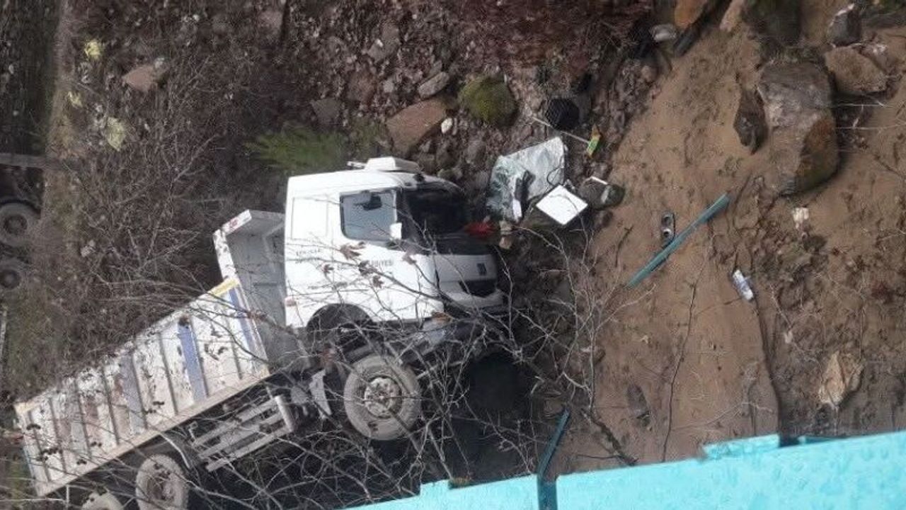 Manisa’da kamyon ’Gördes Çayına’ uçtu: 2 yaralı