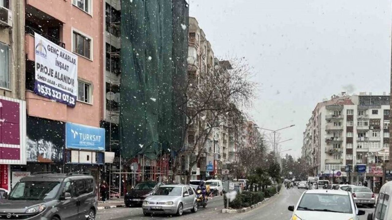 Manisa şehir merkezine yıllar sonra kar yağdı