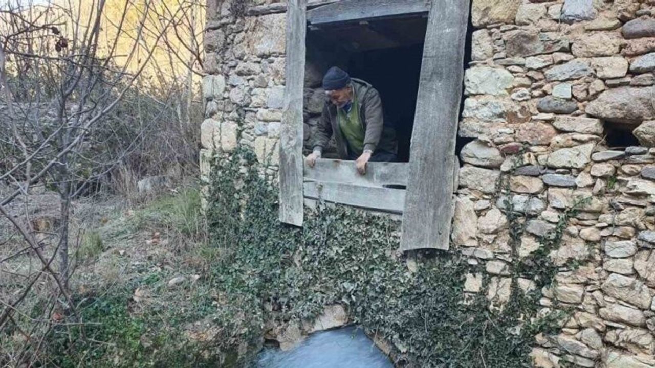 Manisa’da 210 yıldır faaliyet gösteren su değirmeni yıllara meydan okuyor