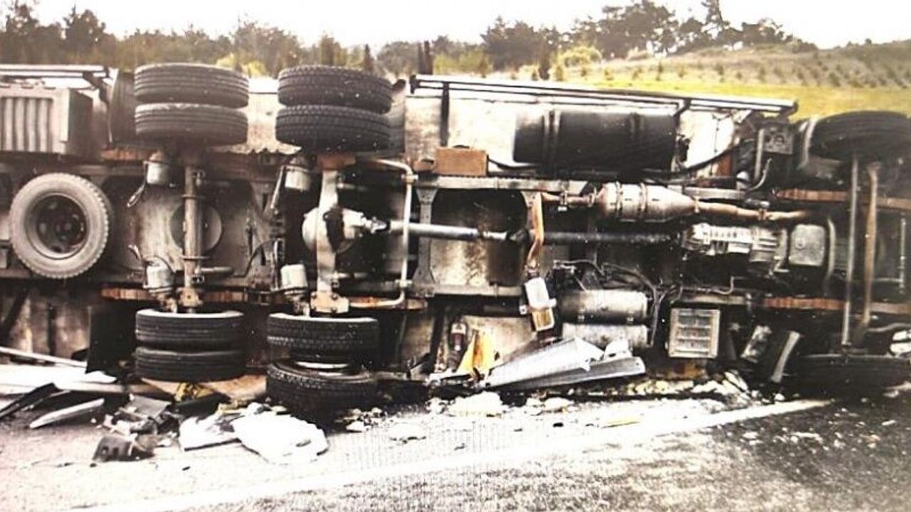 Akhisar’da et yüklü tır devrildi: 1 ölü