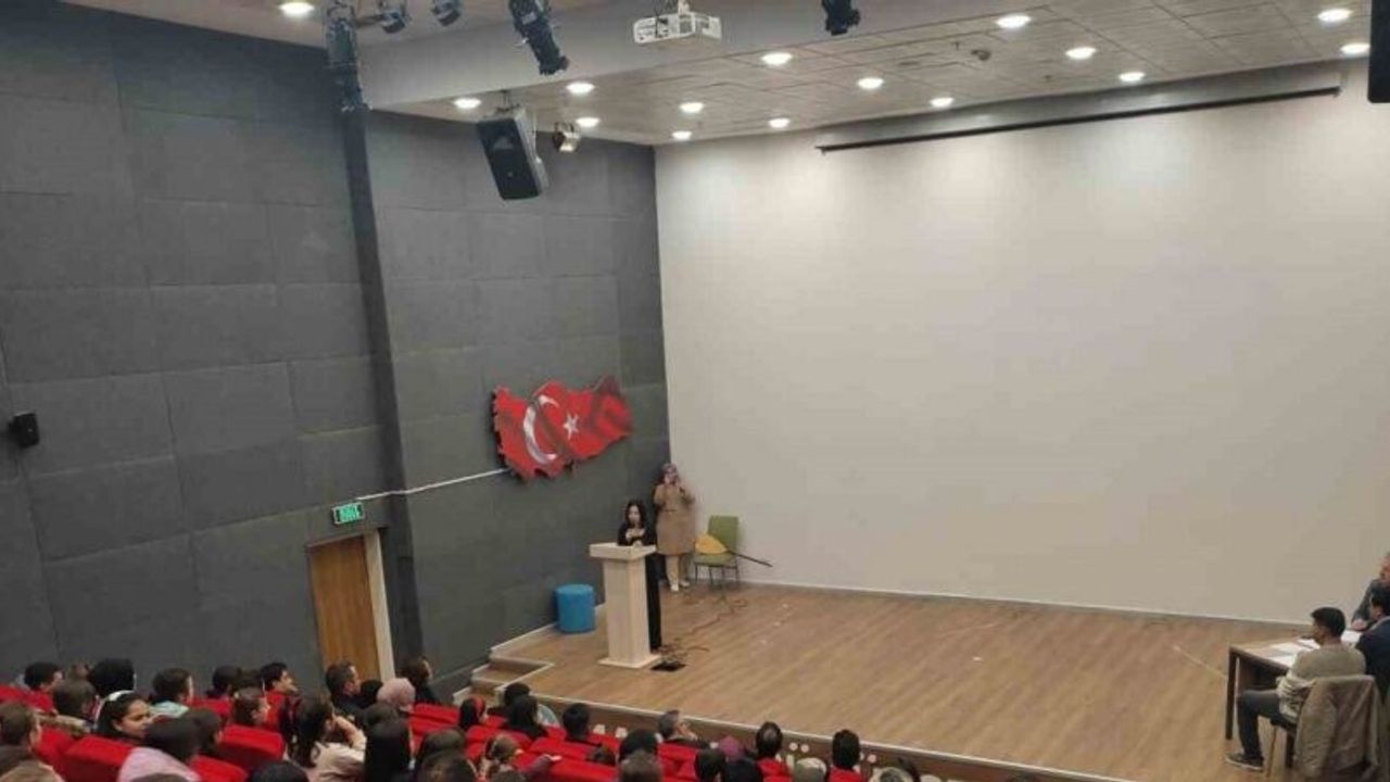 ’Vatan, millet, bayrak ve kahramanlık’ temalı şiir okuma yarışması düzenlendi