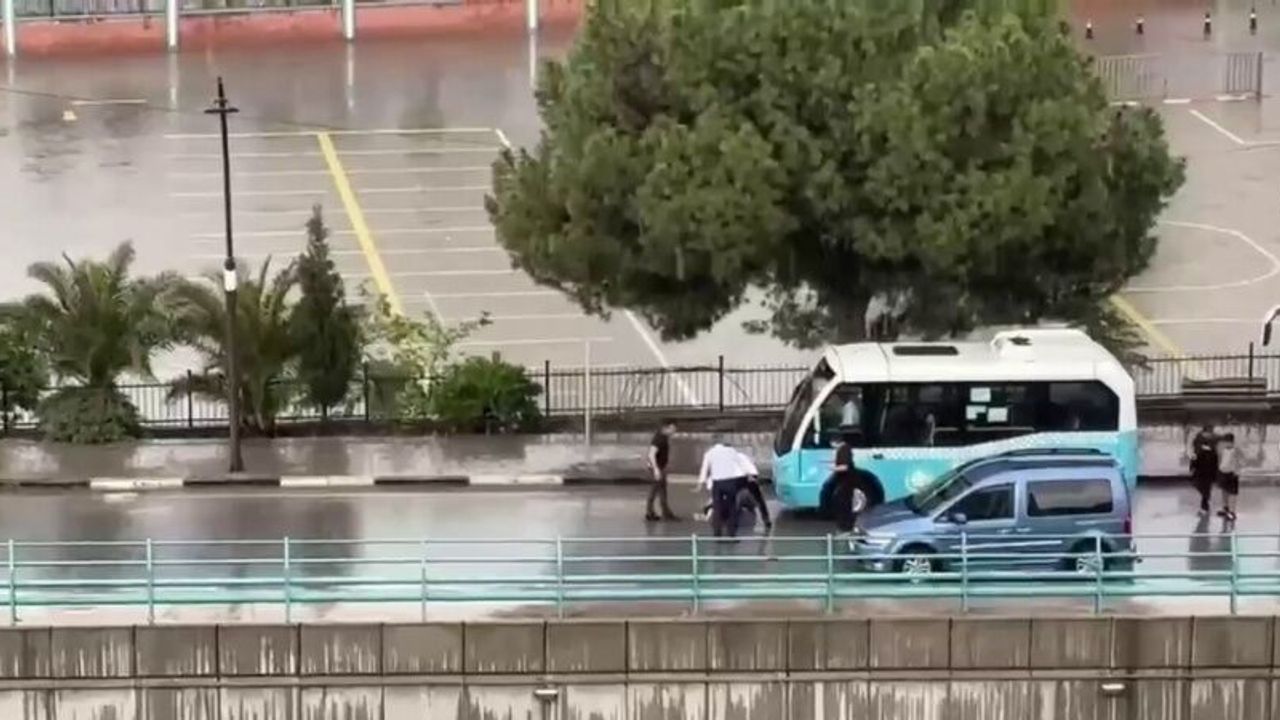 Aracın çarptığı 17 yaşındaki gencin yaralandığı kaza kamerada