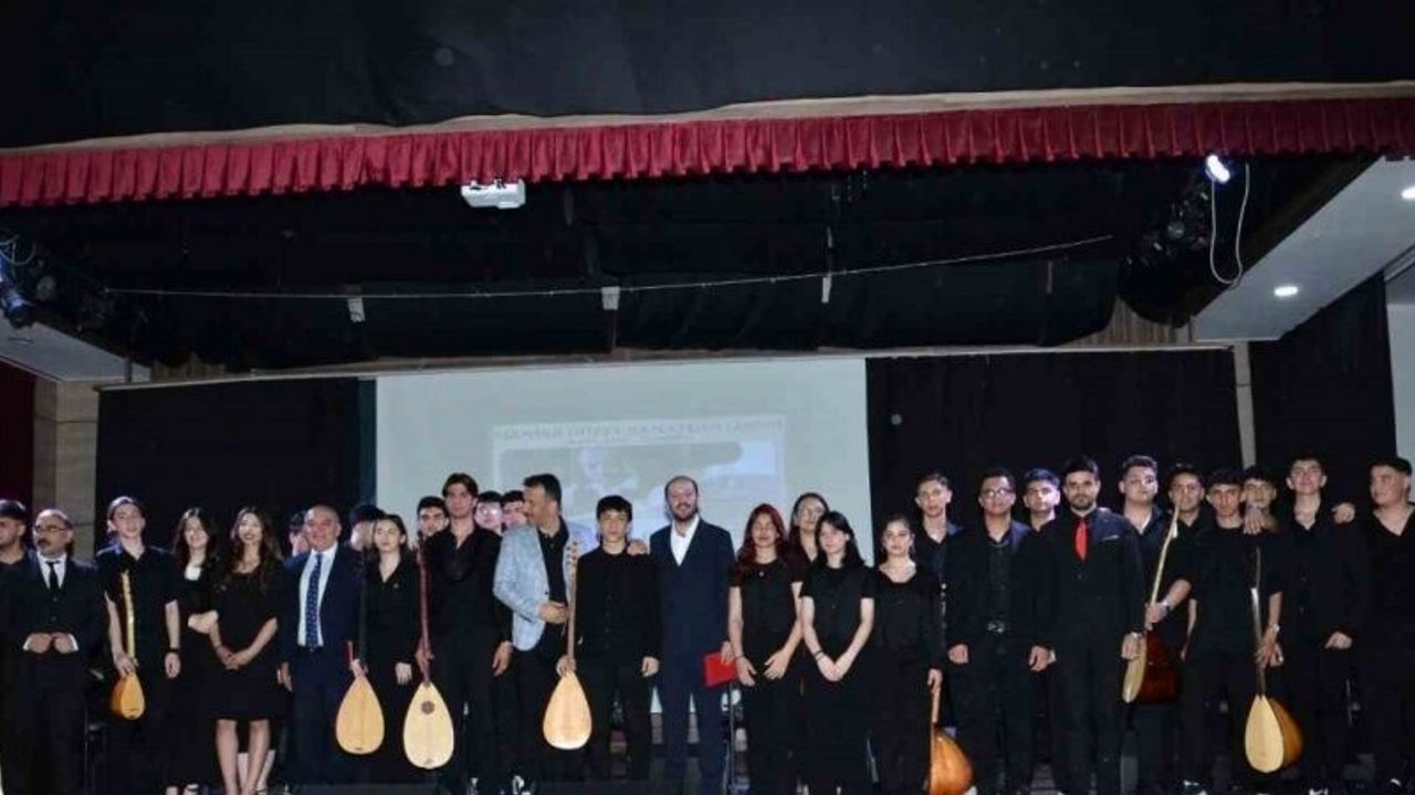 Güzel Sanatlar Lisesi öğretmen ve öğrencilerinden Neşet Ertaş konseri