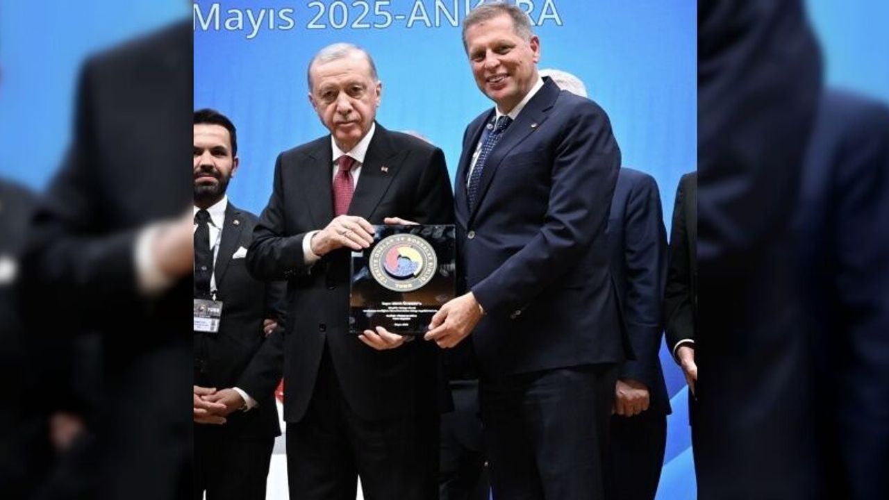 Başkan Özkasap ‘Hizmet Şeref Belgesi’ni Cumhurbaşkanı Erdoğan’ın elinden aldı