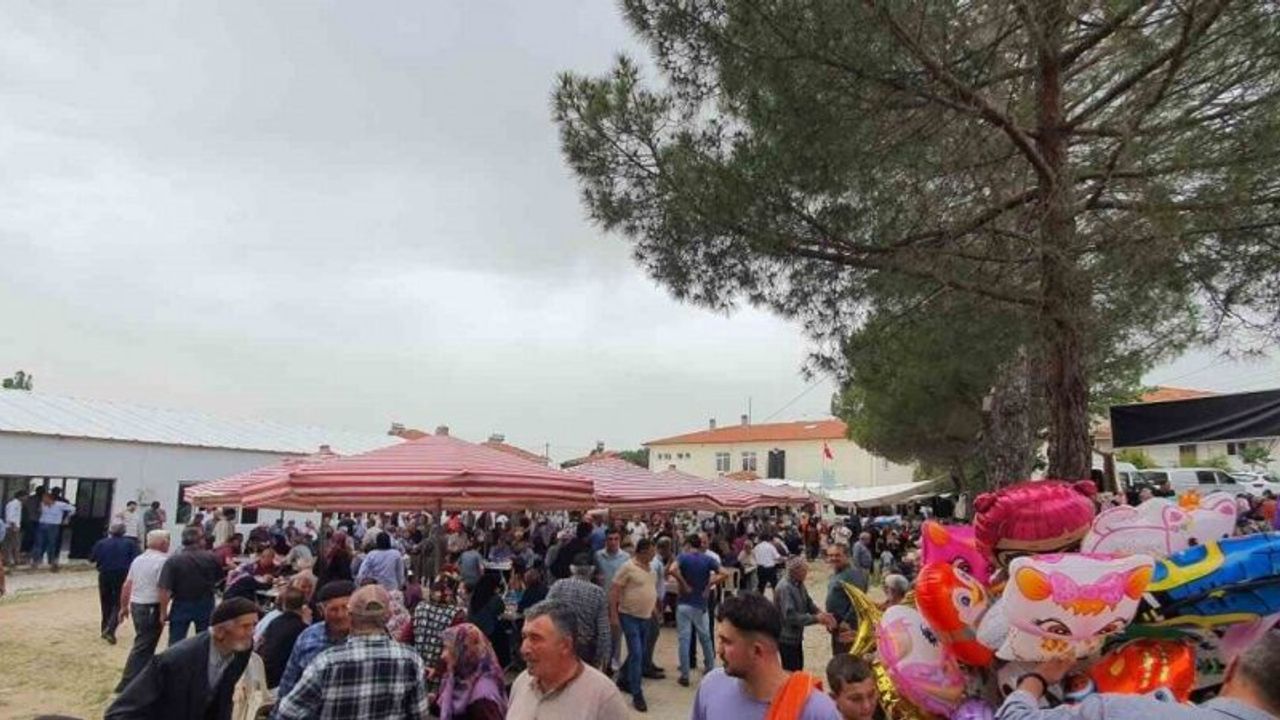 Demirci’de geleneksel yağmur duası ve hayır yemeğine yoğun katılım