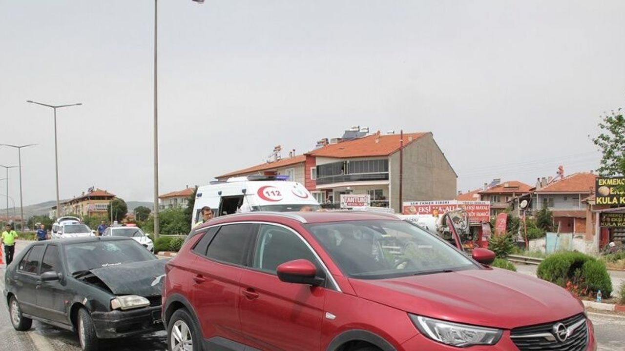 Seyir halindeyken kırmızı ışıkta bekleyen otomobile çarptı: 1 yaralı