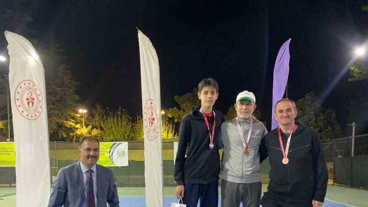 Spor kenti Demirci’de Gençlik Haftası Tenis Turnuvası tamamlandı