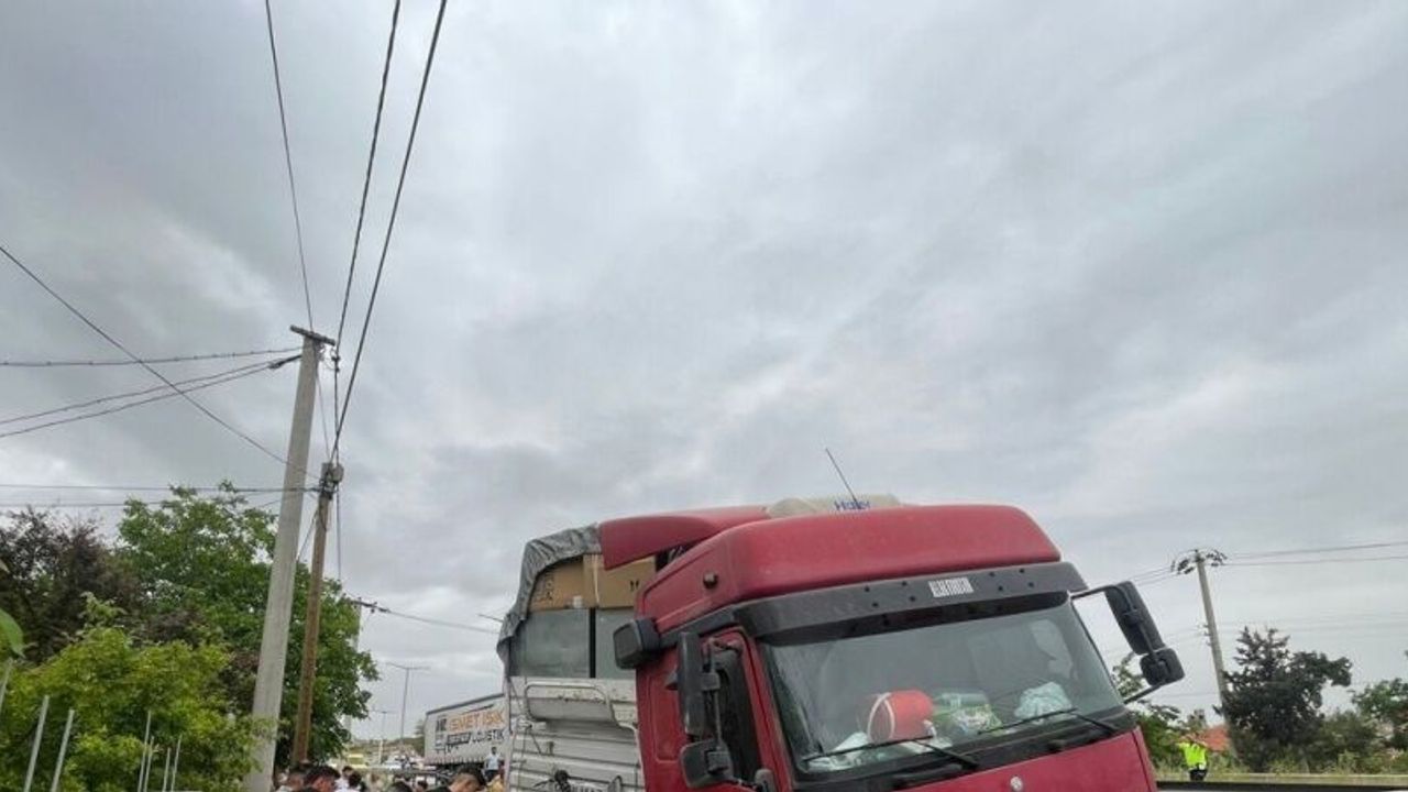 Yağmur kazayı beraberinde getirdi: Tır yan yola devrildi