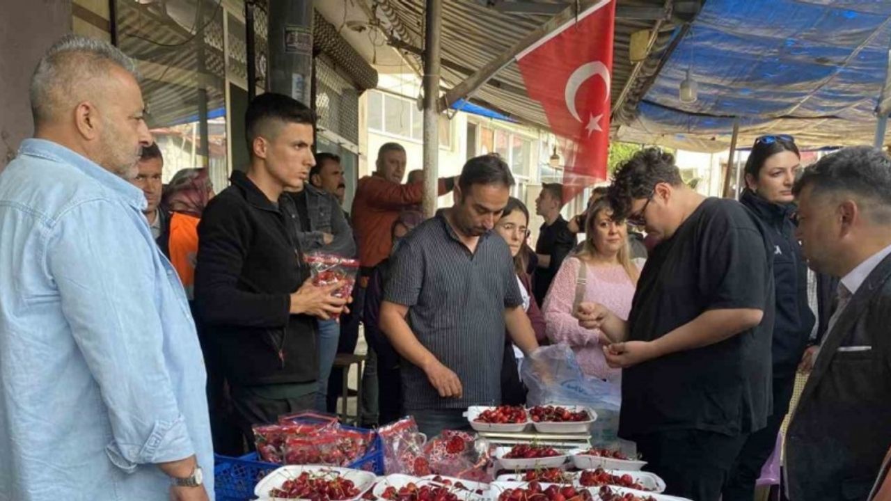 10 dakikada 2 buçuk kilo kiraz yedi, altını kazandı