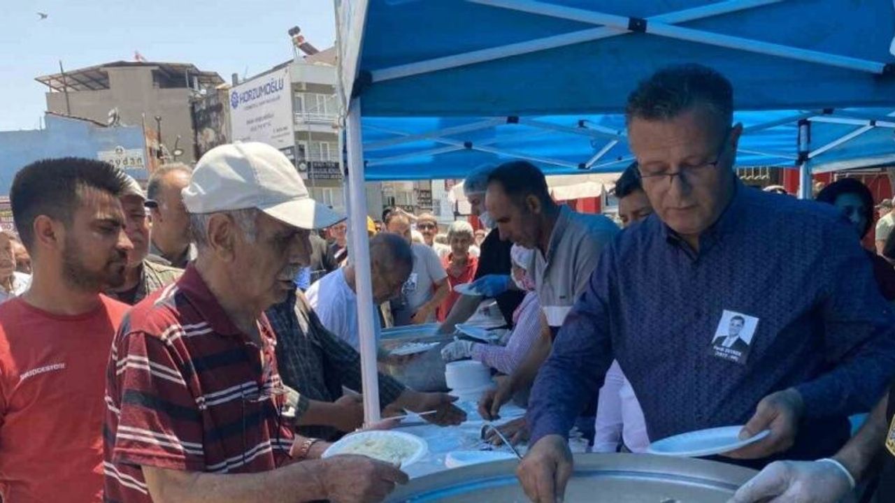 Alaşehir Belediyesi’nden merhum Ferdi Zeyrek için pilav hayrı