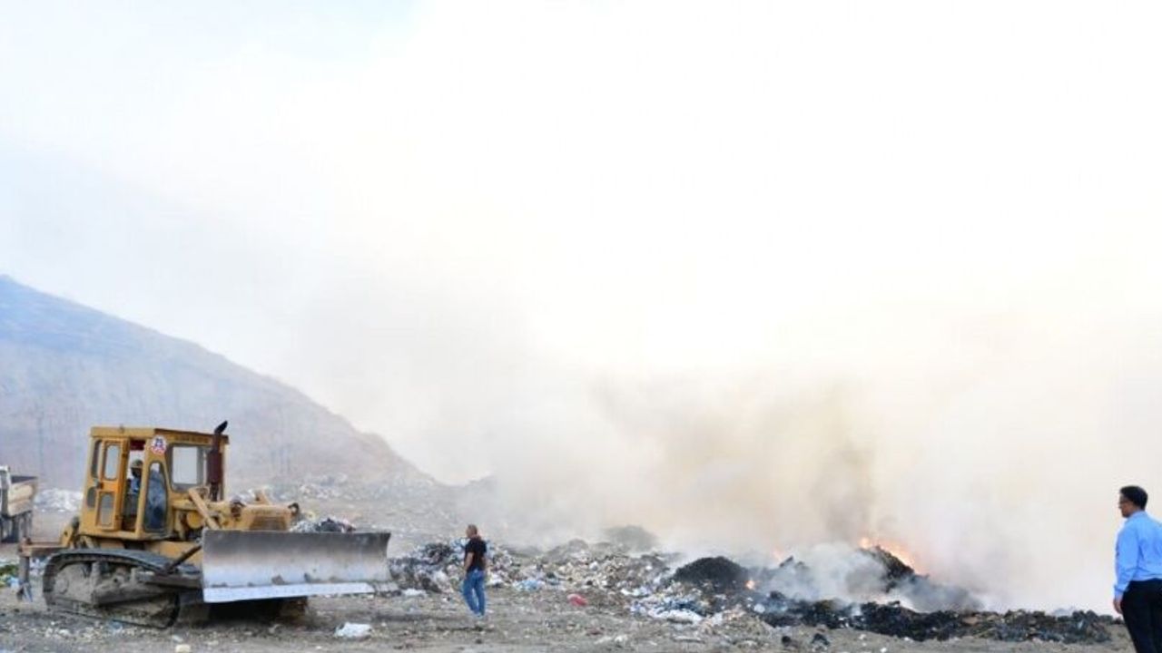 Alaşehir’de çöplük yangını: 1 itfaiye eri dumandan etkilendi