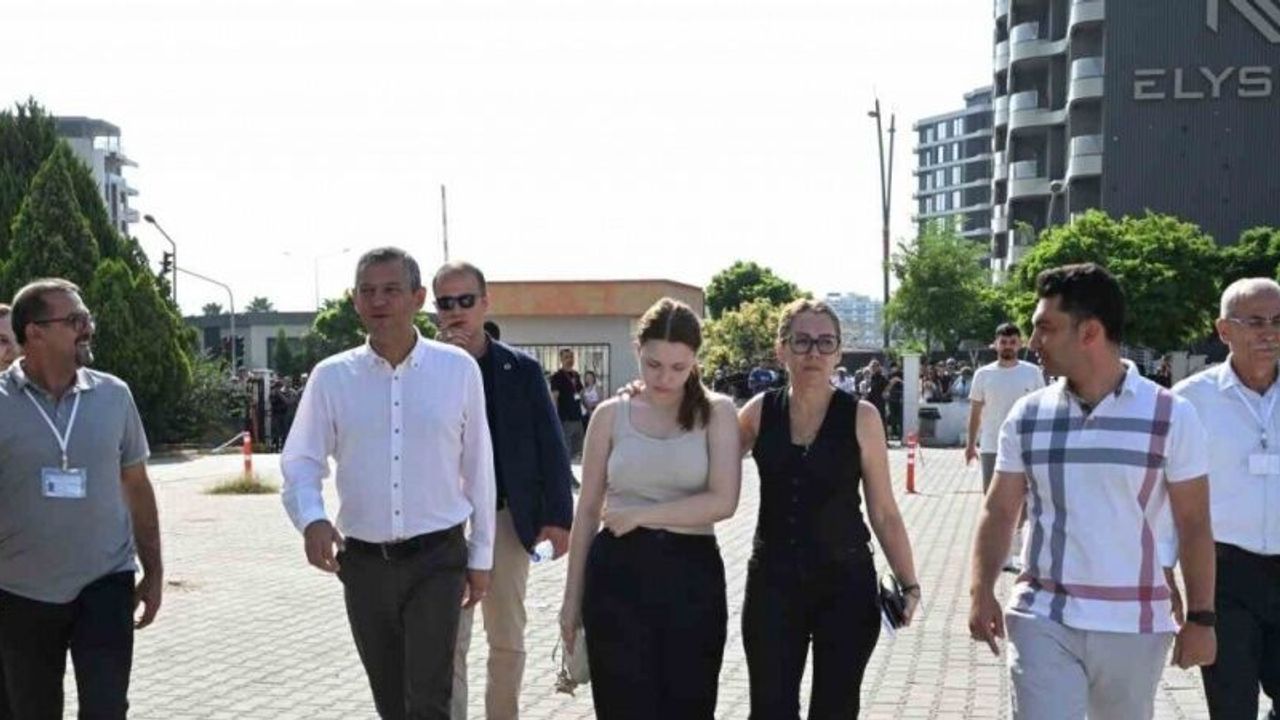 Ferdi Zeyrek’in kızı Nehir, TYT’ye CHP Lideri Özgür Özel ve annesiyle geldi