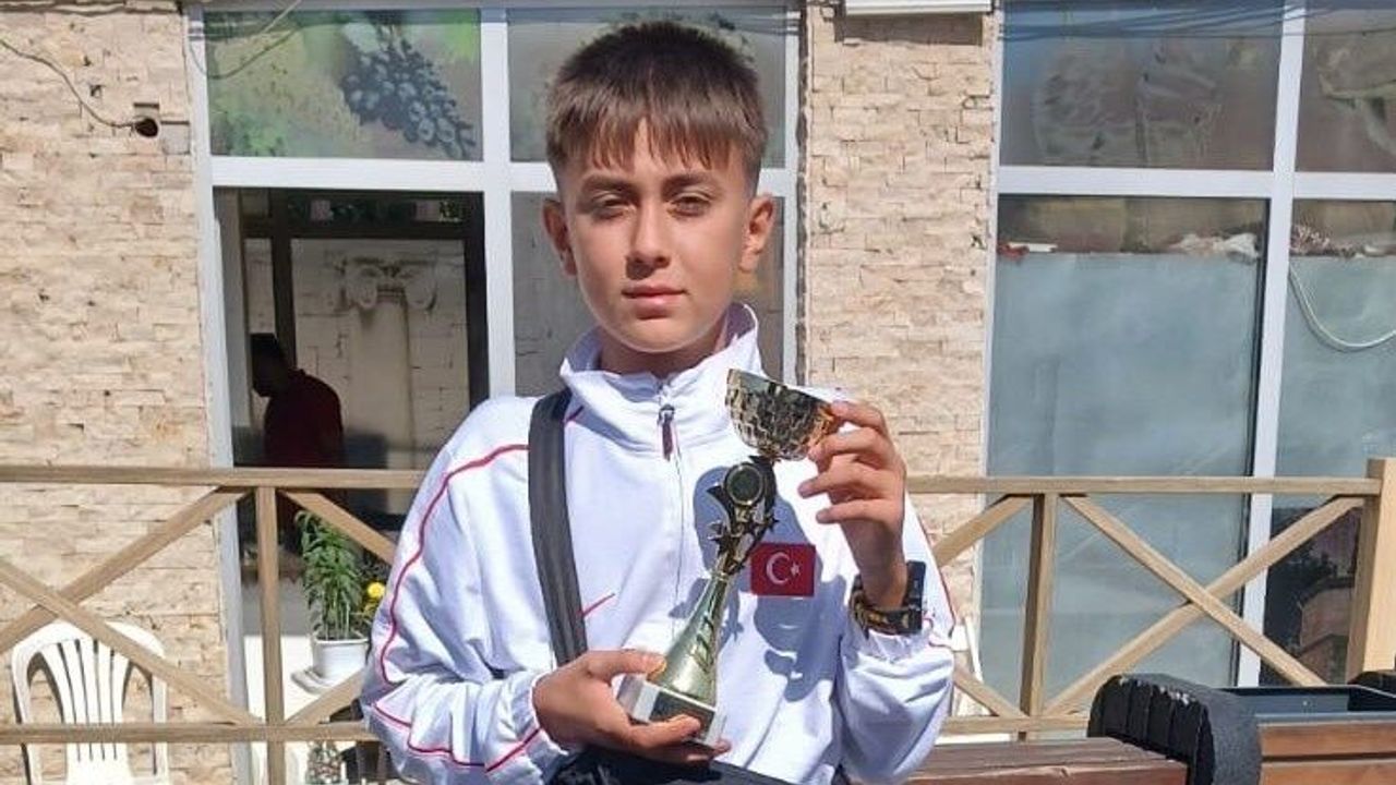 İlk kez giydiği milli formayla 5. oldu okulu tarafından ödüllendirildi