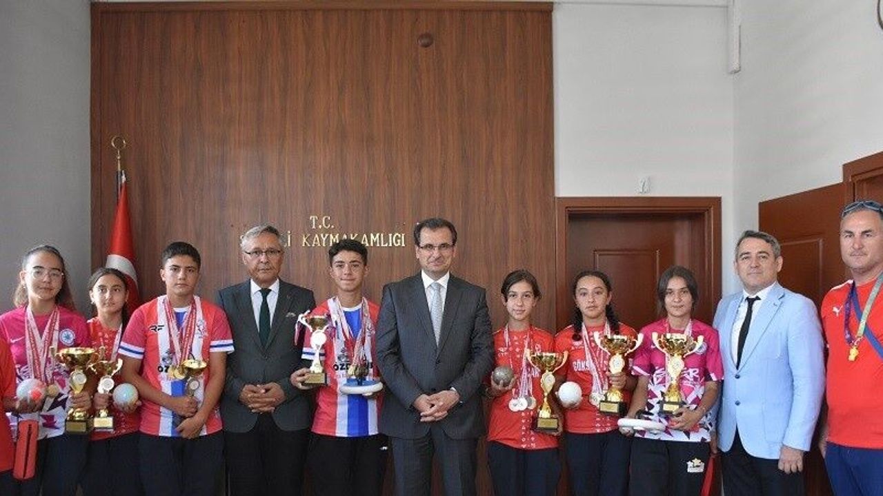 Kazandıkları kupa ve madalyaları, Salihli Kaymakamı Güldoğan’a götürdüler
