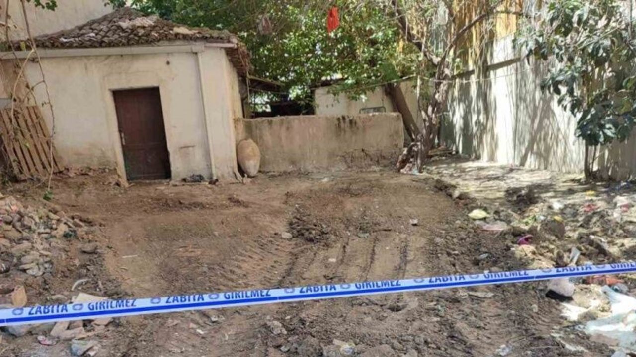 Yalnız yaşayan yaşlı kadının evinden 13 kamyon çöp çıktı