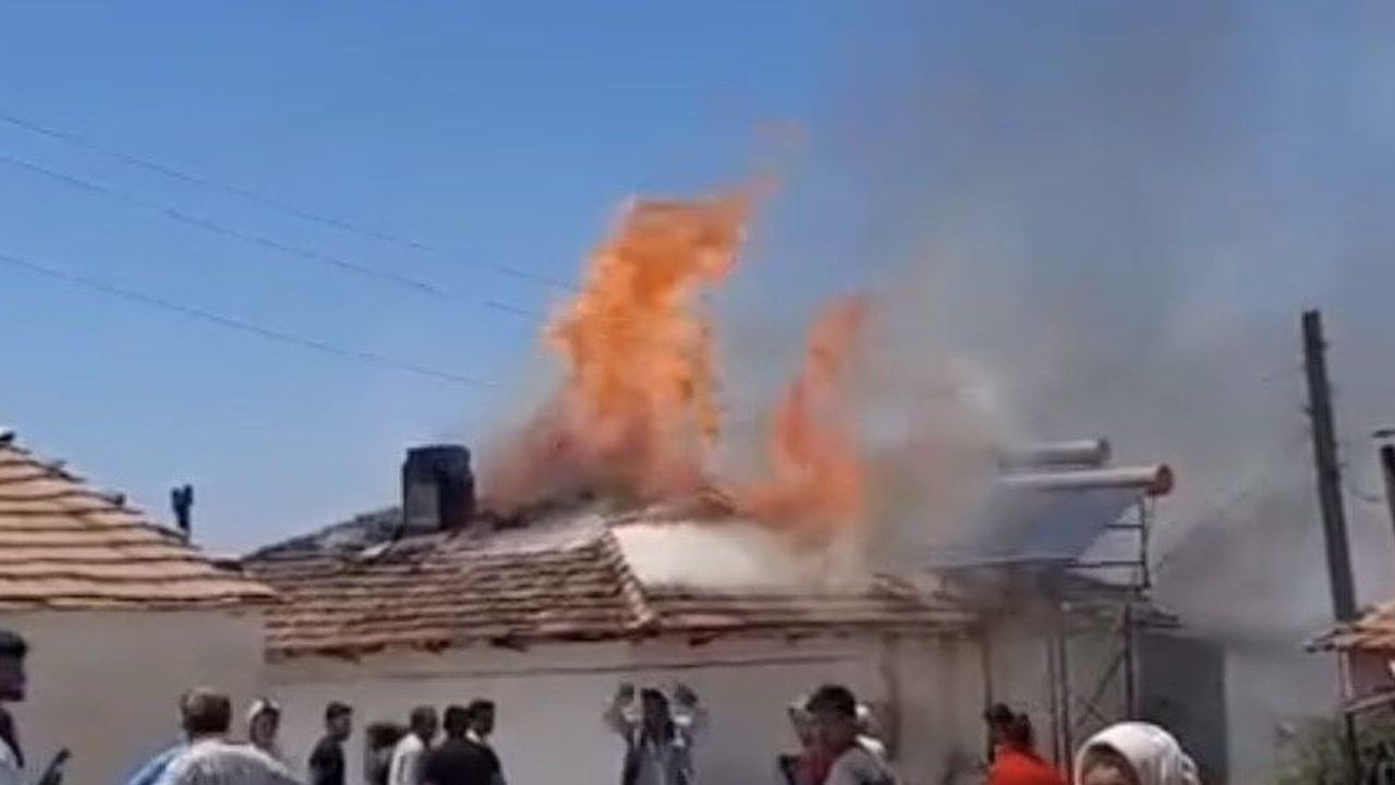 Yemek yapmak için yaktığı ateş evini ve damını küle çevirdi