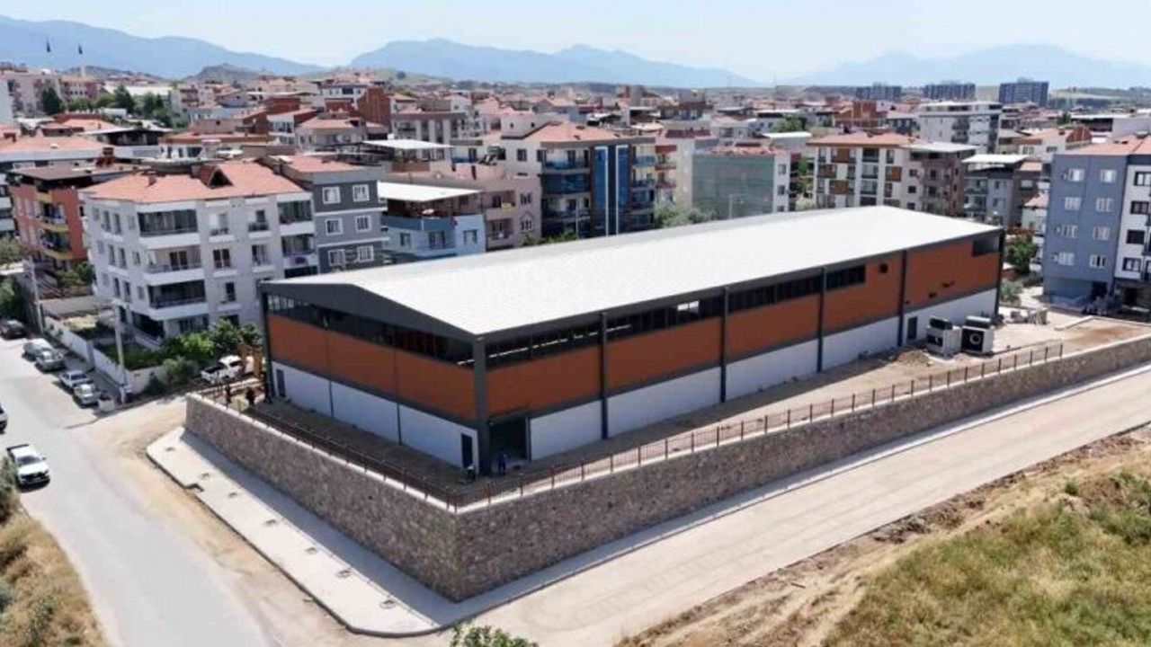 Turgutlu Belediyesi Mimar Ferdi Zeyrek Spor Kompleksi’nde sona yaklaşıldı
