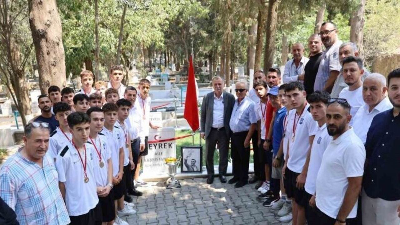 Yunusemre’nin U17’leri şampiyonluk kupasıyla Ferdi Zeyrek’in mezarına gitti