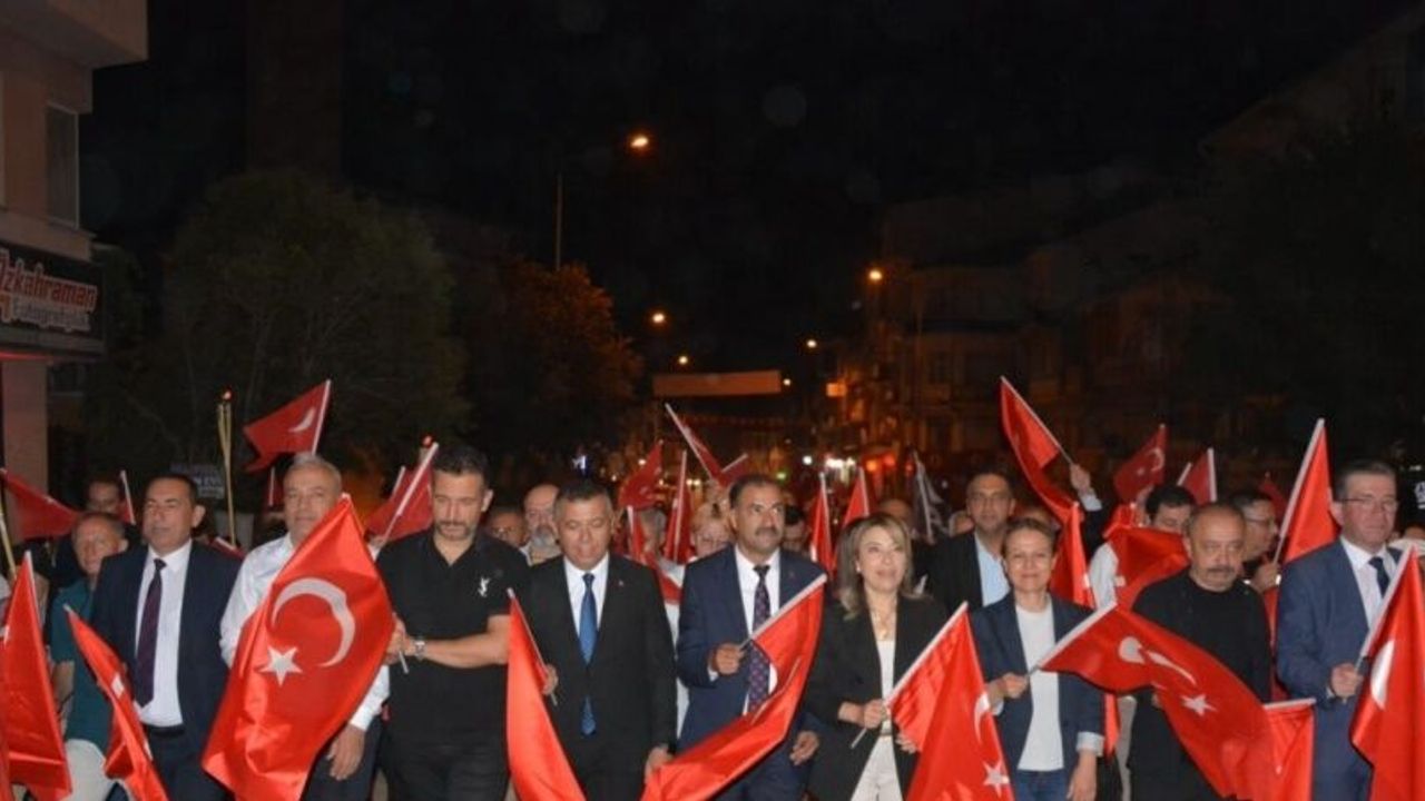 Demirci’de 30 Ağustos ve Kurtuluş Günü fener alayıyla kutlandı