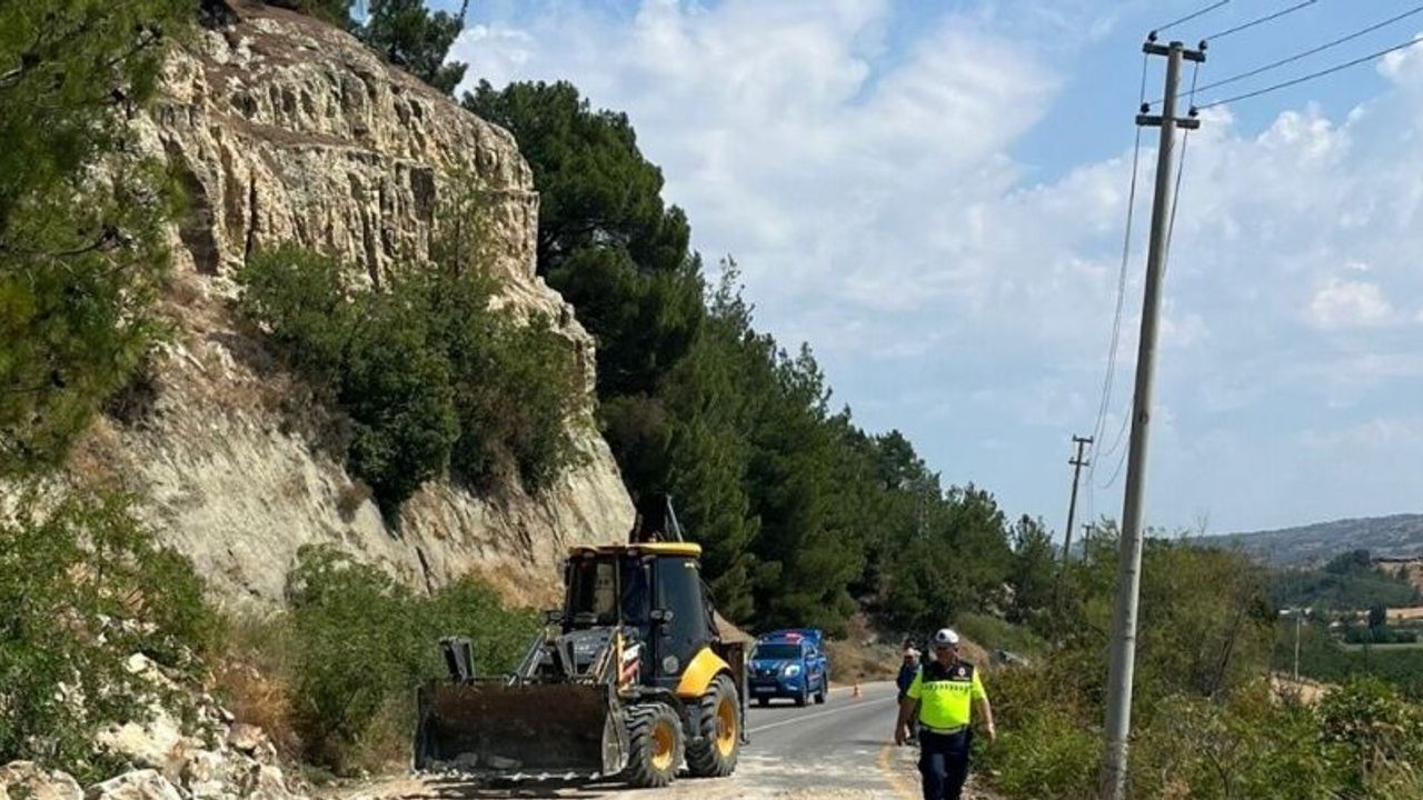 Gördes’te toprak kayması sonucu trafiğe kapatılan yol ulaşıma açıldı