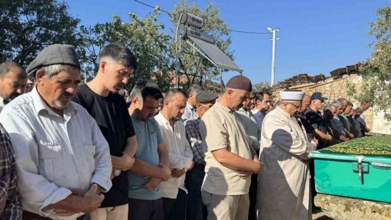 Hasar gören camiden malzemelerin üzerine düşmesi sonucu ölen adam toprağa verildi