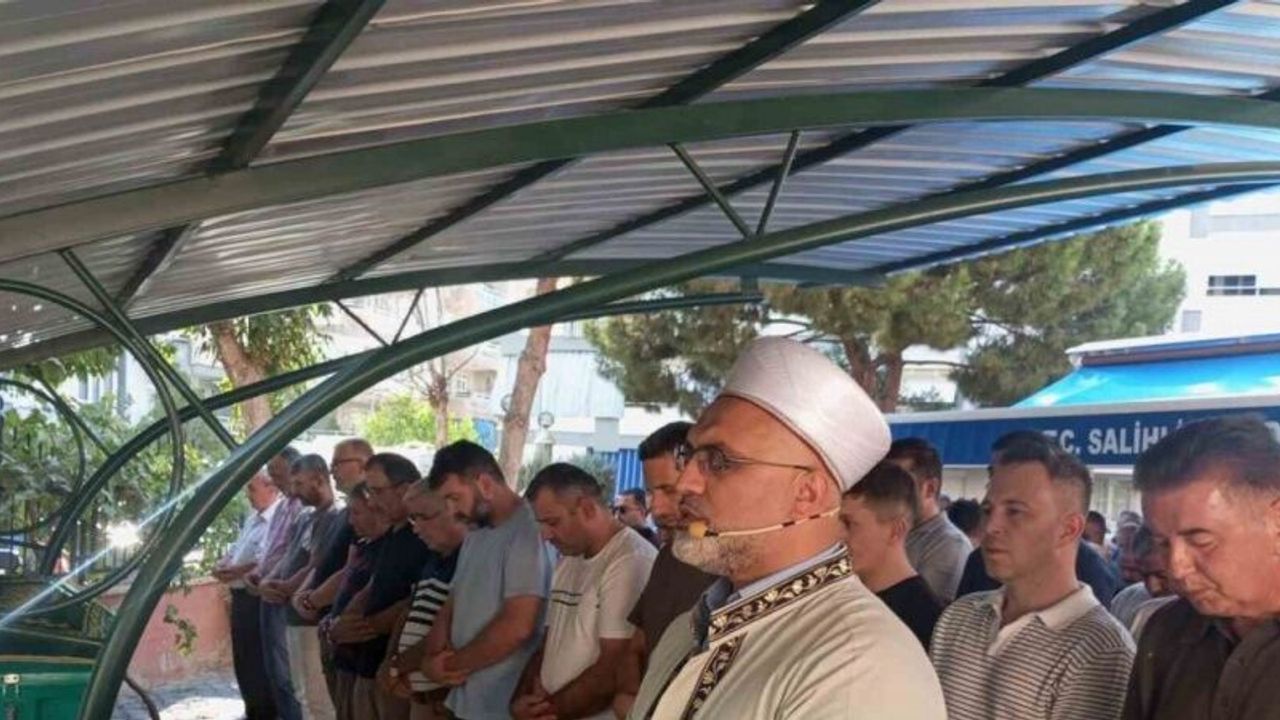 İzmir’de kazada hayatını kaybeden çift Manisa’da toprağa verildi