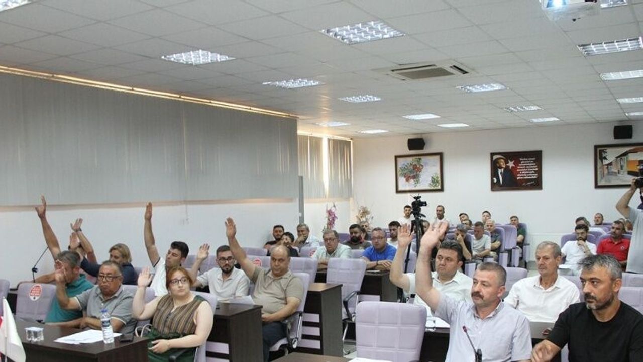 Kula Belediyesinde CHP’li katip üyelerden toplu istifa