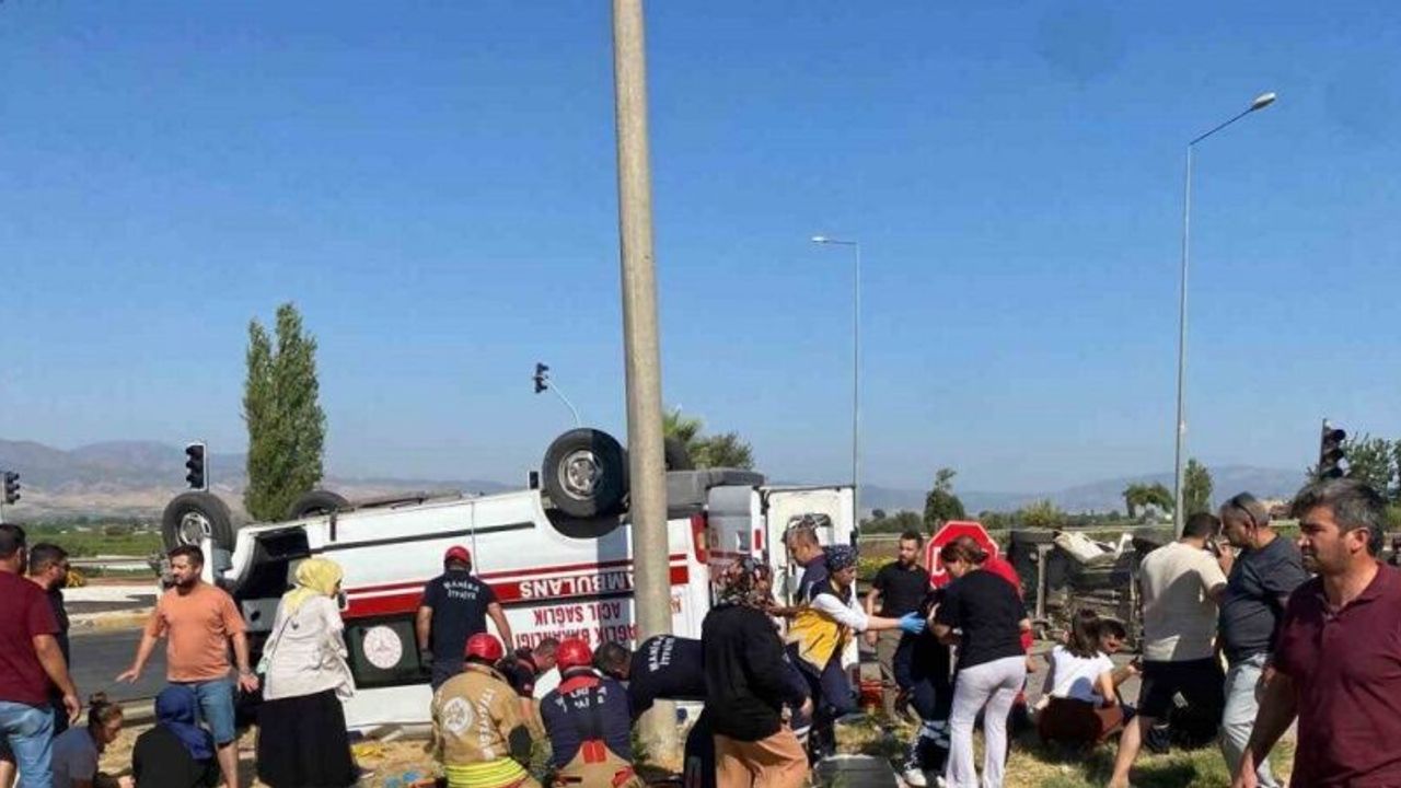Manisa’da ambulans otomobille çarpıştı: 2’si ağır 7 yaralı