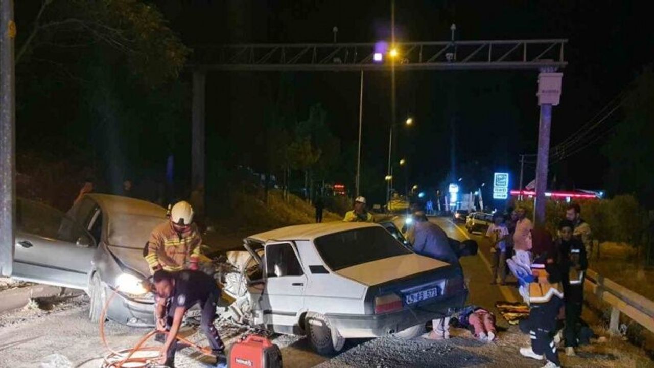 Manisa’da iki otomobil kafa kafaya çarpıştı: 7 yaralı