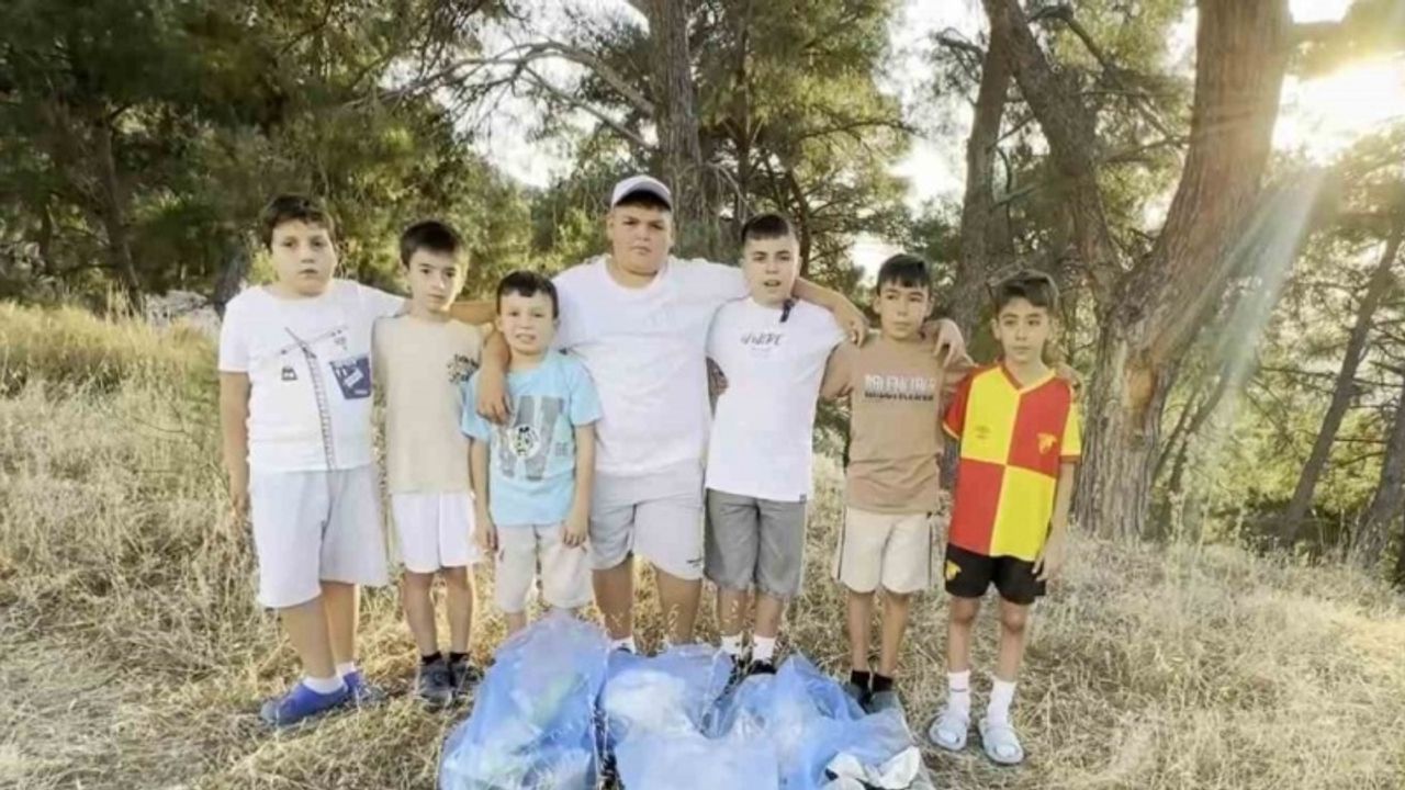 Orman yangınından etkilendiler, çöpleri toplayarak büyüklerine örnek oldular