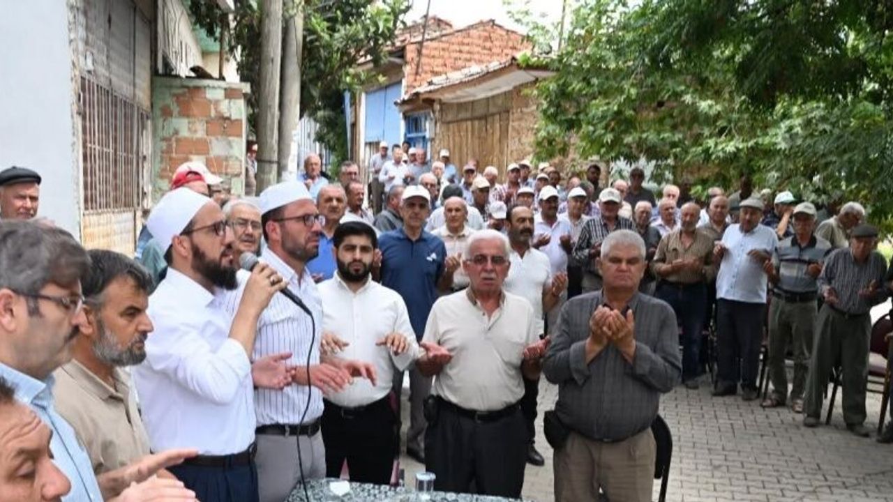 Salihli’nin tarihi mahallesinde eller yağmur için semaya açıldı