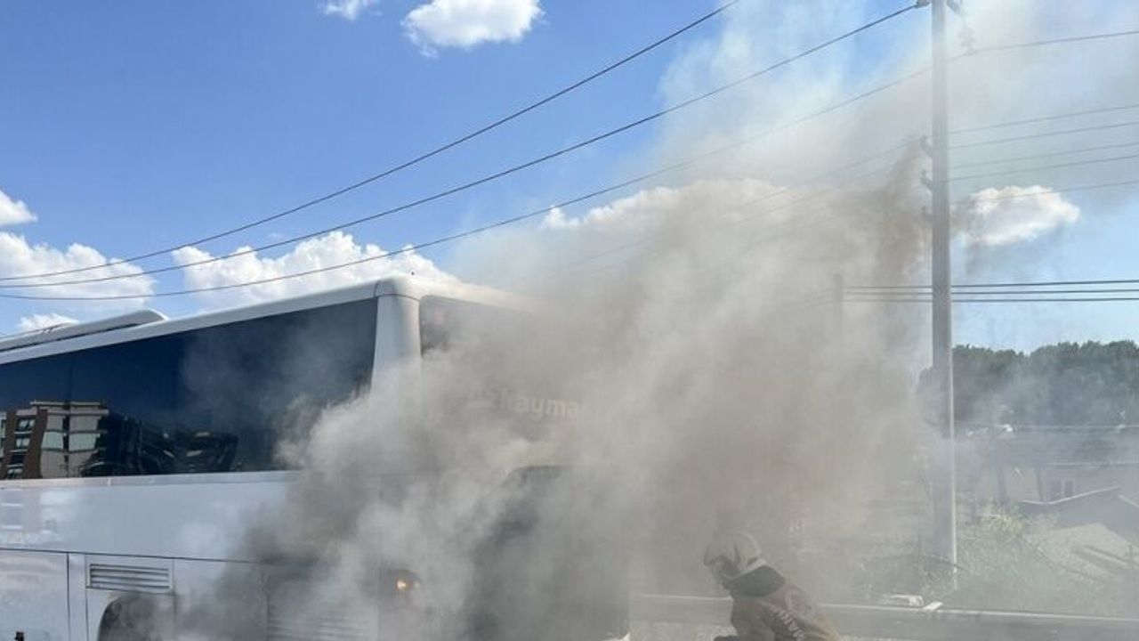 Seyir halindeki yolcu otobüsü yandı; yolcular tahliye edildi