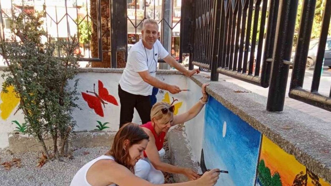 Veliler ve öğretmenler el ele verdi okul güzelleşti