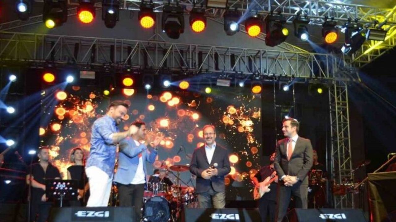 AK Parti’li Kasapoğlu sahnede Sinan Akçıl’a eşlik etti