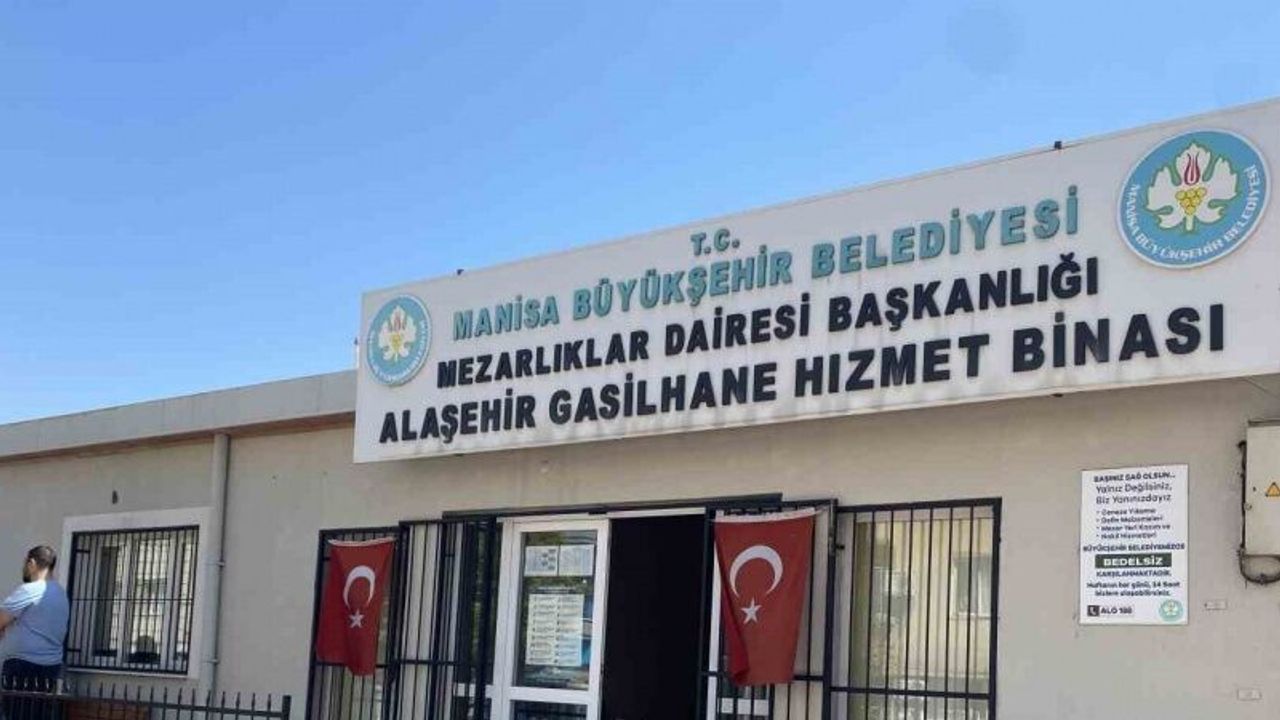 Alaşehir’de evinin bahçesinde ağaç kesmeye çalışan adam feci şekilde can verdi