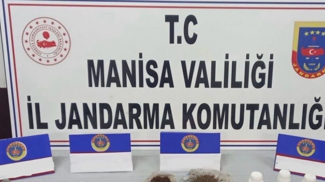 Evinde 1 kilo uyuşturucu ve yüzlerce hapla yakalandı