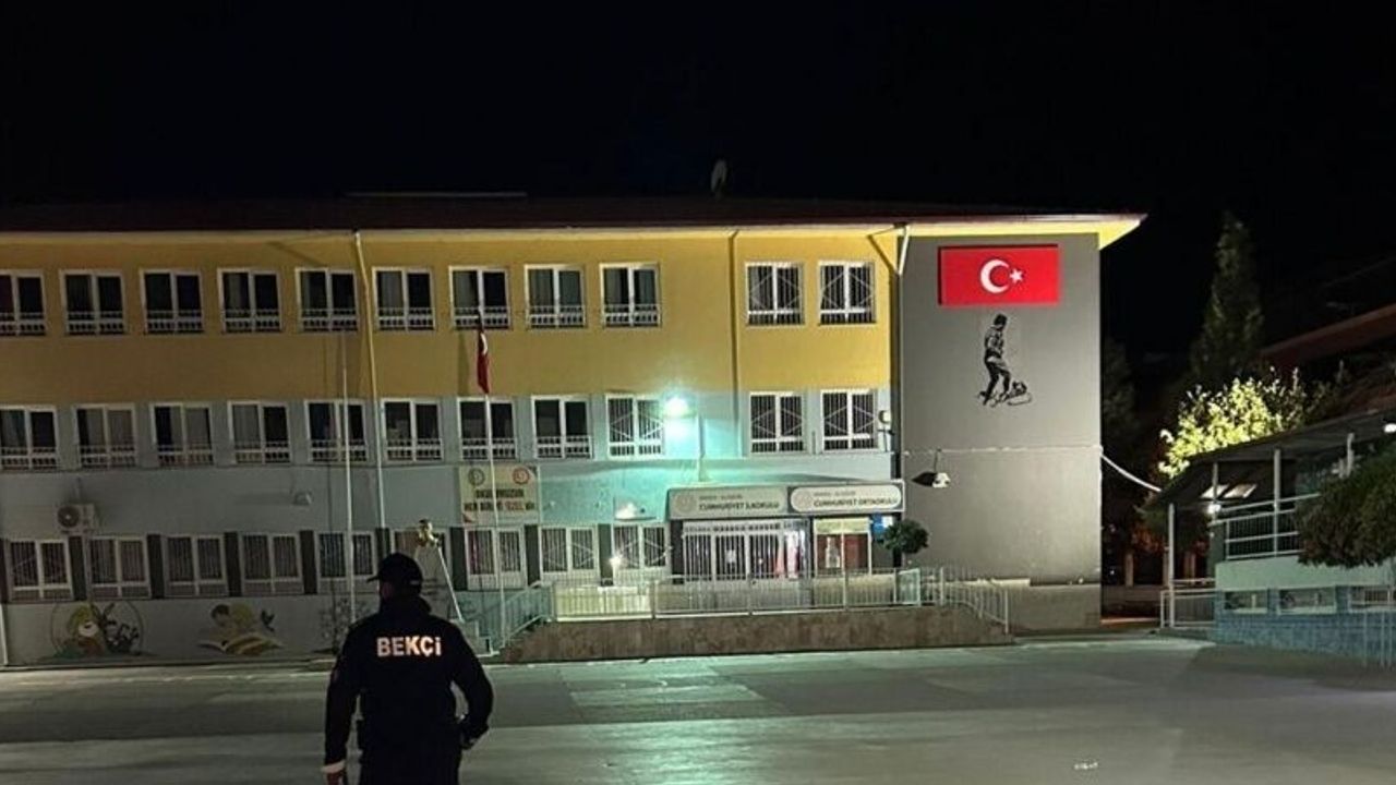 Gece bekçileri okulların güvenliği için görev başında