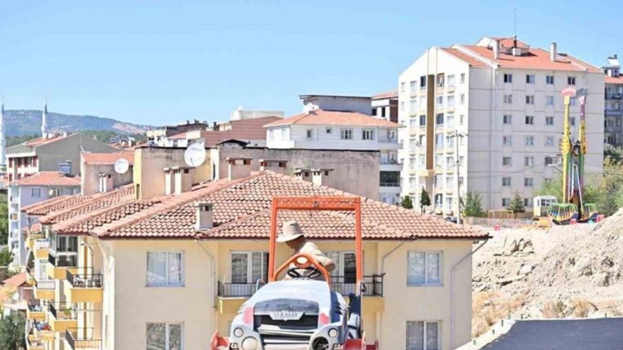 Gördes’te pazar yeri asfaltlanarak modern hale getirildi