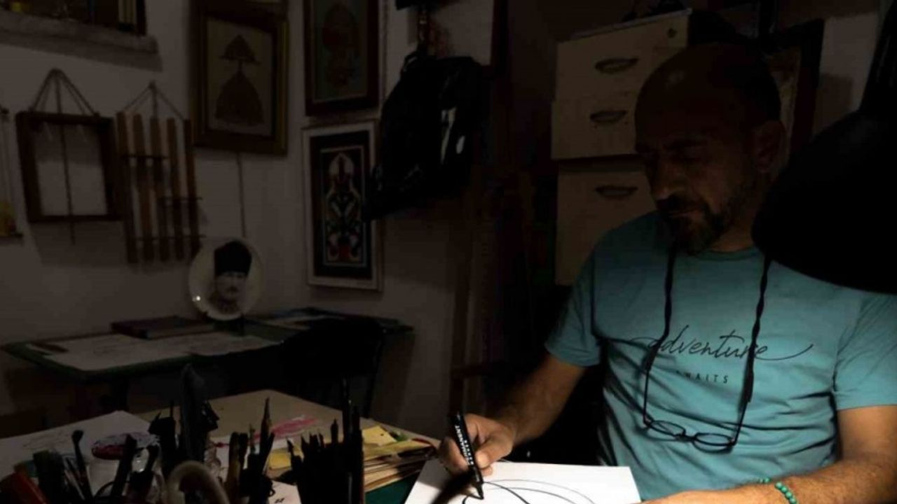 Kendisine terapi olan kaligrafiyi gelecek nesillere aktarıyor