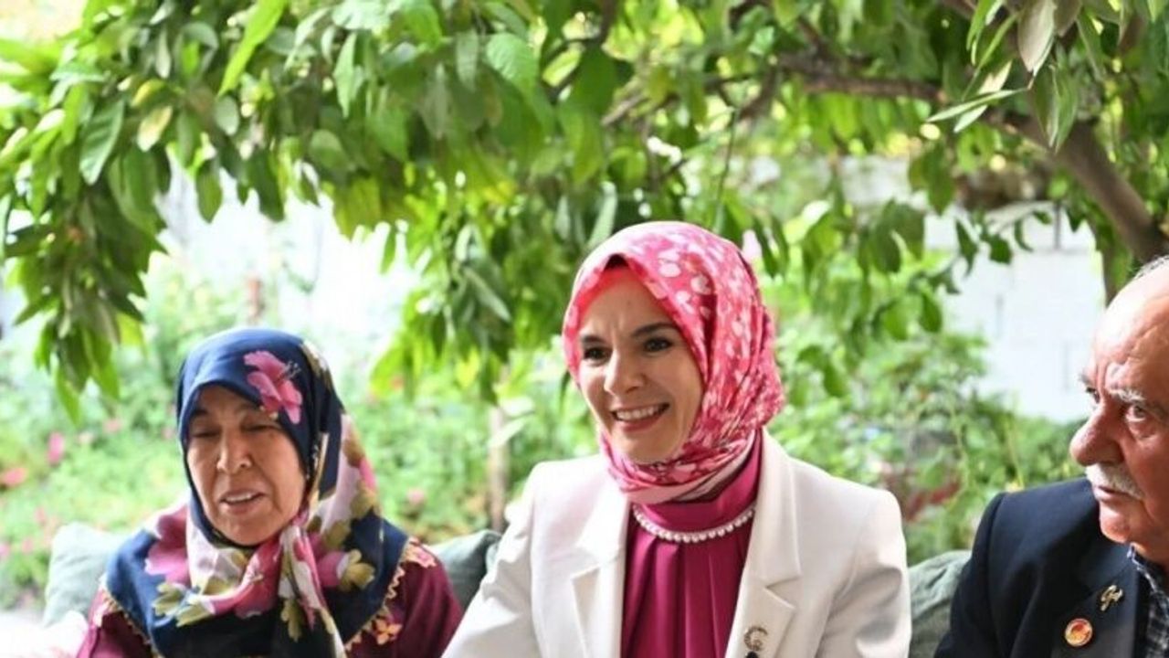 Manisa’da 48 yıllık evli çifte Bakan Göktaş’tan tebrik